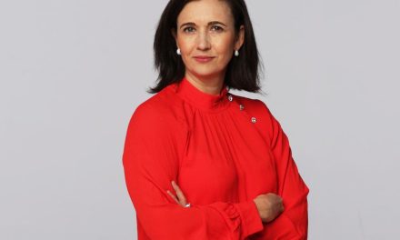 Natasha Robinson Raih Penghargaan Besar Di Excellence